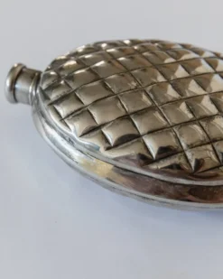 Flasque en argent vintage des années 1950 en forme de pomme de pin.