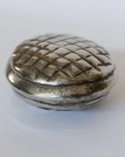 Flasque en argent vintage des années 1950 en forme de pomme de pin.