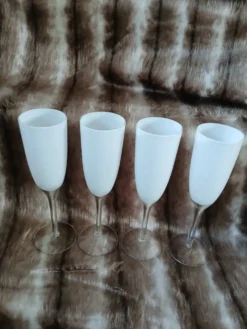 4 flûtes à champagne blanches