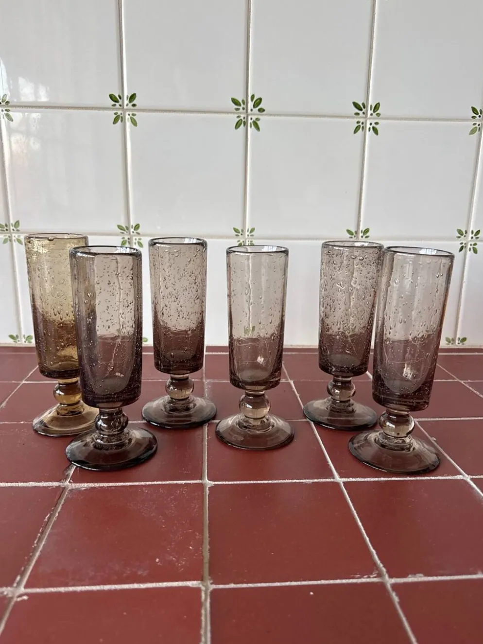 6 flûtes à champagne en verre bullé de Biot gris fumé