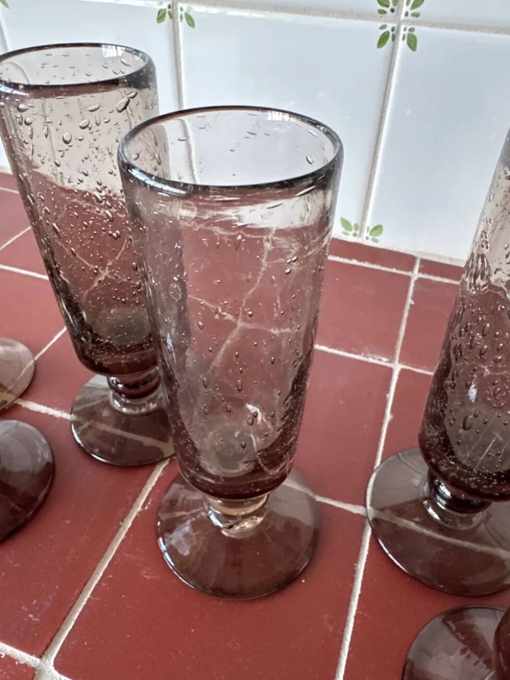 6 flûtes à champagne en verre bullé de Biot gris fumé