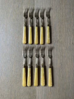 10 fourchettes anciennes dorées pour entremet, fromage