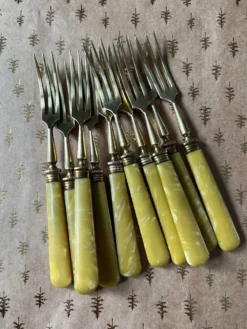 10 fourchettes anciennes dorées pour entremet, fromage
