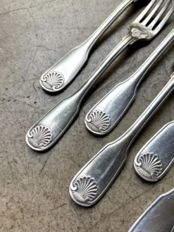 6 fourchettes Christofle en métal argenté, décor coquille