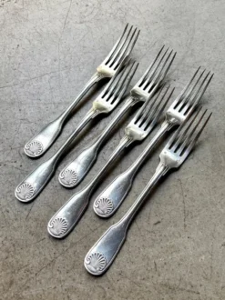 6 fourchettes Christofle en métal argenté, décor coquille