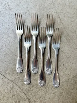 6 fourchettes Christofle en métal argenté, décor coquille