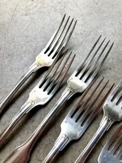 6 fourchettes Christofle en métal argenté, décor coquille