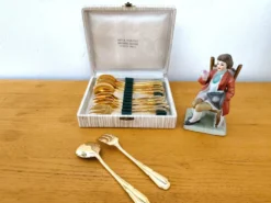 Fourchettes et cuillers à dessert dorées vintage