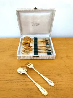 Fourchettes et cuillers à dessert dorées vintage
