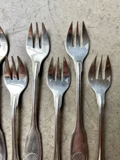 6 fourchettes à huître Christofle en métal argenté, décor coquille