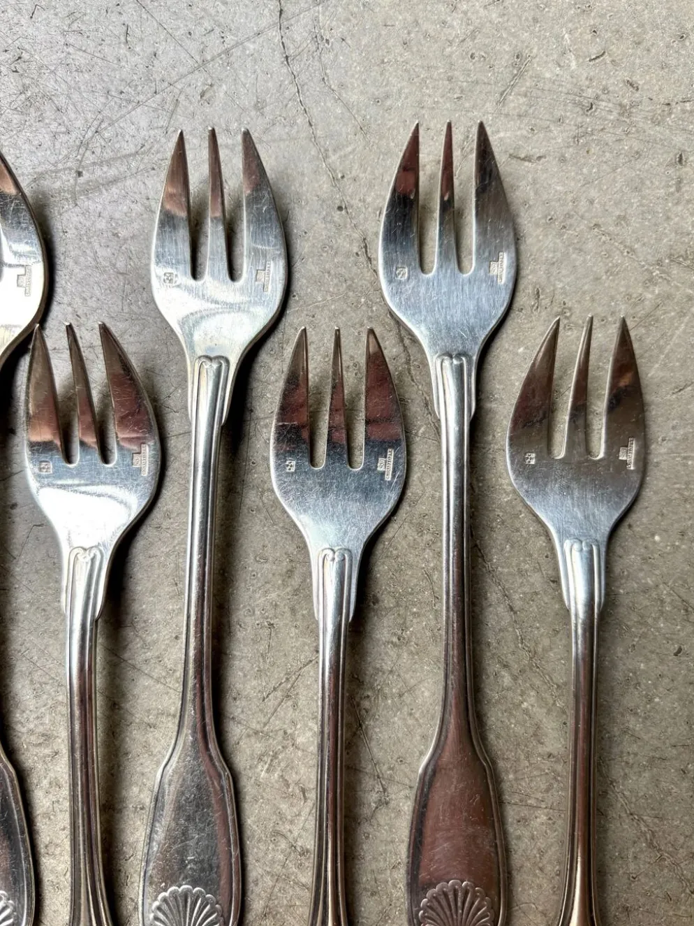 6 fourchettes à huître Christofle en métal argenté, décor coquille
