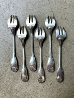 6 fourchettes à huître Christofle en métal argenté, décor coquille