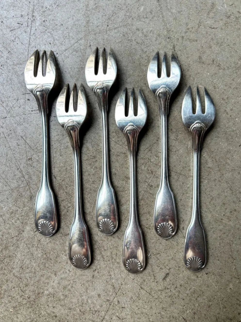 6 fourchettes à huître Christofle en métal argenté, décor coquille