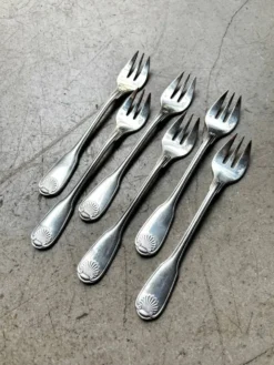 6 fourchettes à huître Christofle en métal argenté, décor coquille
