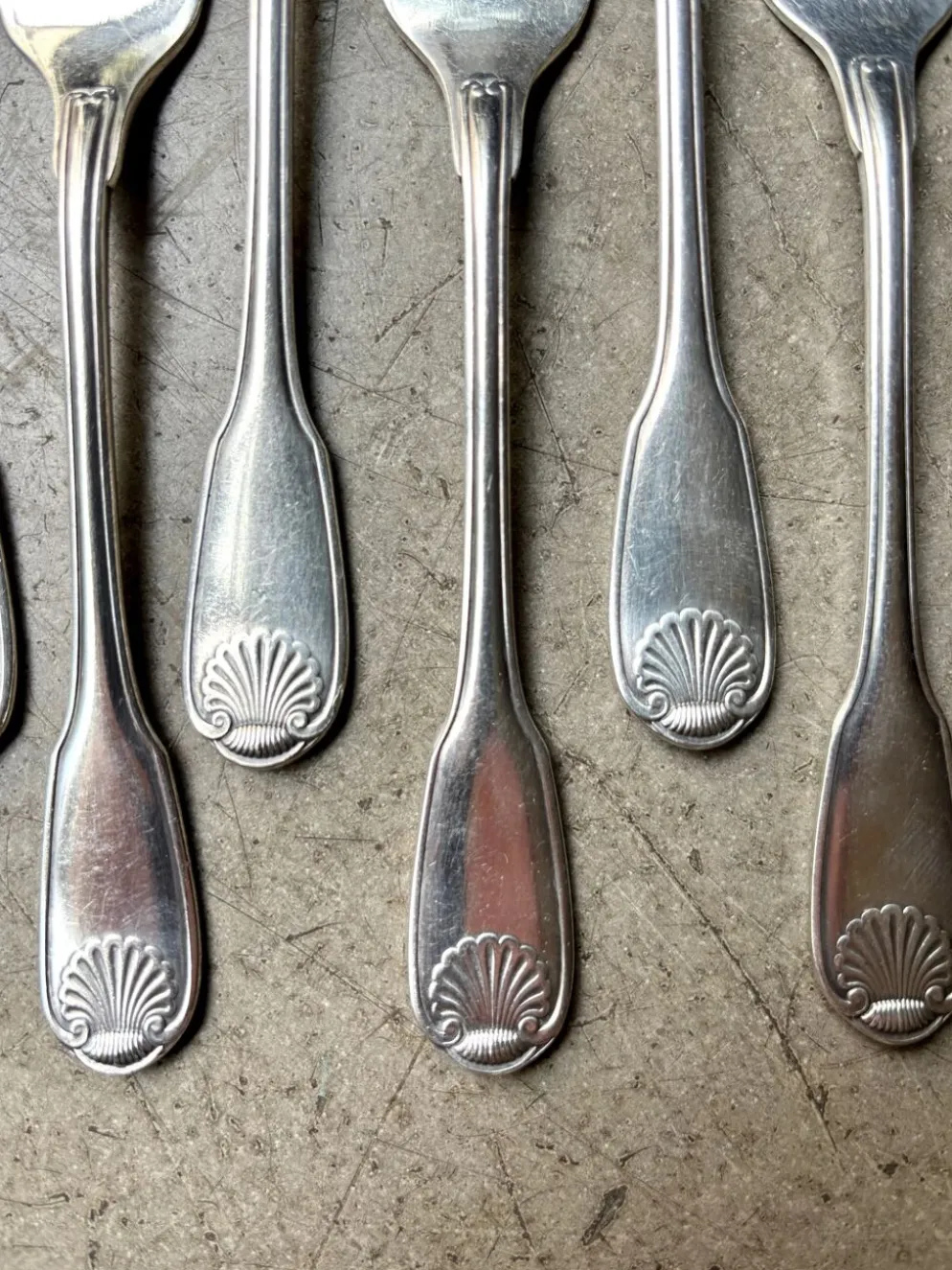 6 fourchettes à huître Christofle en métal argenté, décor coquille