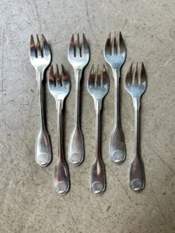 6 fourchettes à huître Christofle en métal argenté, décor coquille