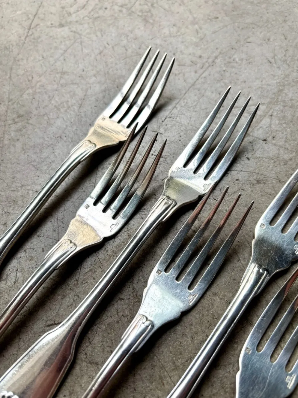 6 fourchettes à poisson Christofle en métal argenté, décor coquille