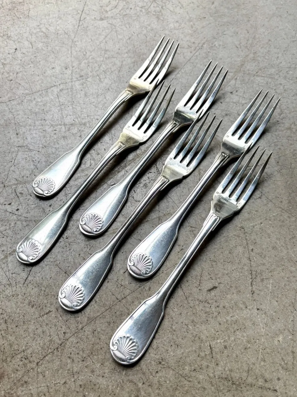 6 fourchettes à poisson Christofle en métal argenté, décor coquille
