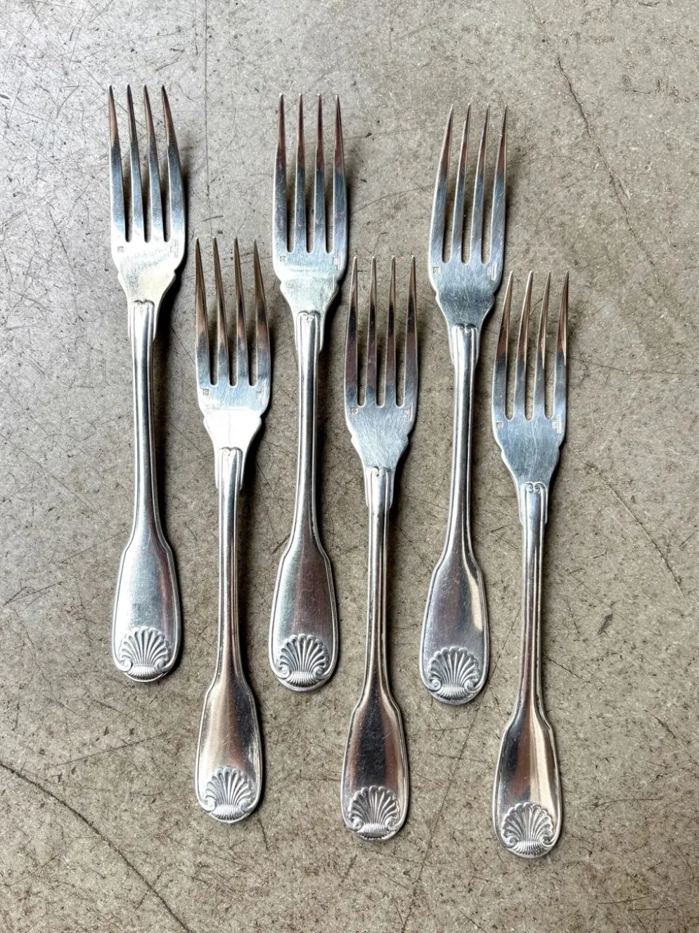 6 fourchettes à poisson Christofle en métal argenté, décor coquille
