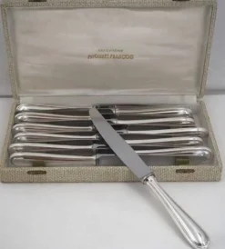 François Frionnet, 12 couteaux de table en métal argenté, filet simple, Albi.