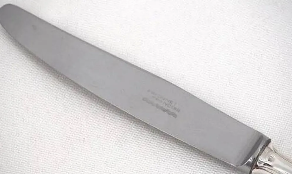 François Frionnet, 12 couteaux de table en métal argenté, filet simple, Albi.