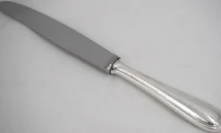 François Frionnet, 12 couteaux de table en métal argenté, filet simple, Albi.