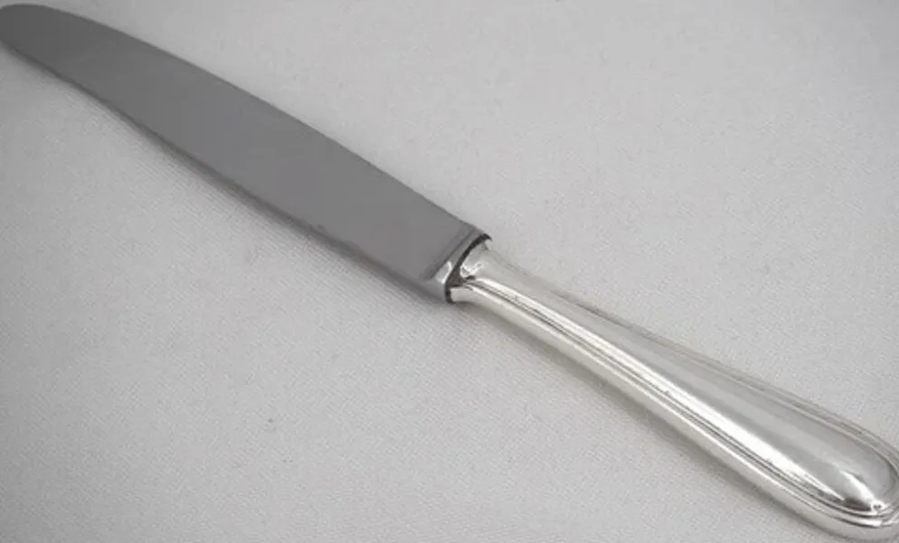 François Frionnet, 12 couteaux de table en métal argenté, filet simple, Albi.