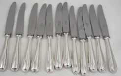 François Frionnet, 12 couteaux de table en métal argenté, filet simple, Albi.