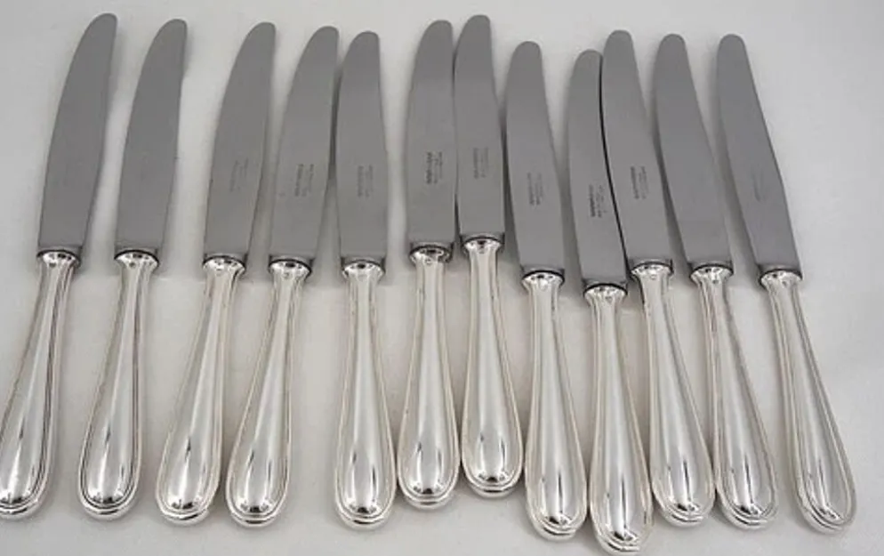 François Frionnet, 12 couteaux de table en métal argenté, filet simple, Albi.