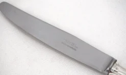 François Frionnet, 12 couteaux de table en métal argenté, filet simple, Albi.