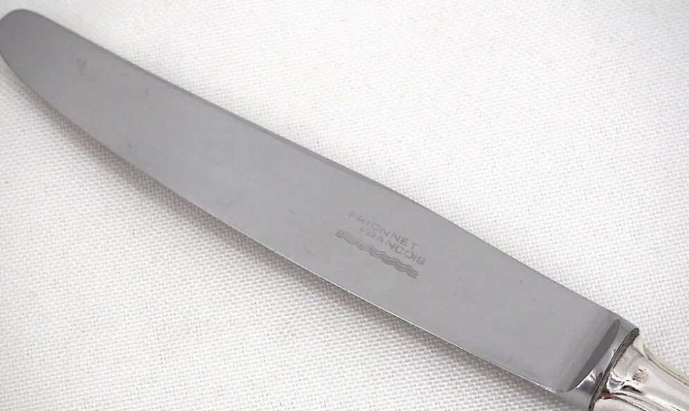 François Frionnet, 12 couteaux de table en métal argenté, filet simple, Albi.