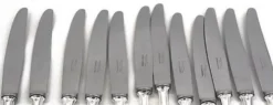 François Frionnet, 12 couteaux de table en métal argenté, filet simple, Albi.