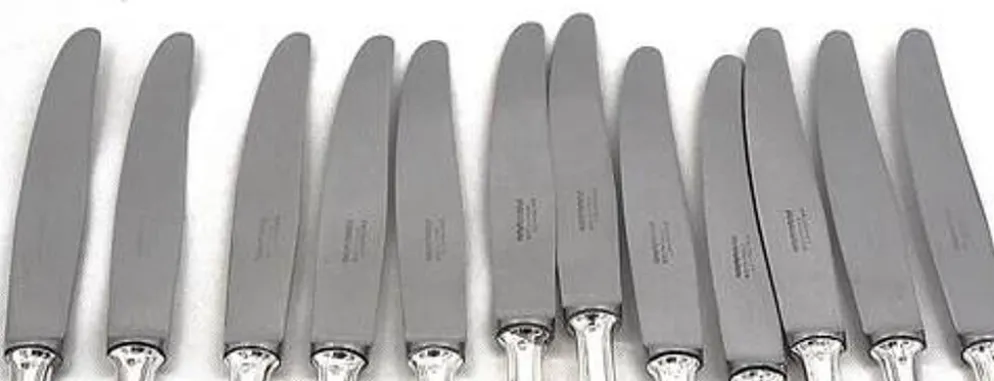 François Frionnet, 12 couteaux de table en métal argenté, filet simple, Albi.