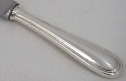 François Frionnet, 12 couteaux de table en métal argenté, filet simple, Albi.