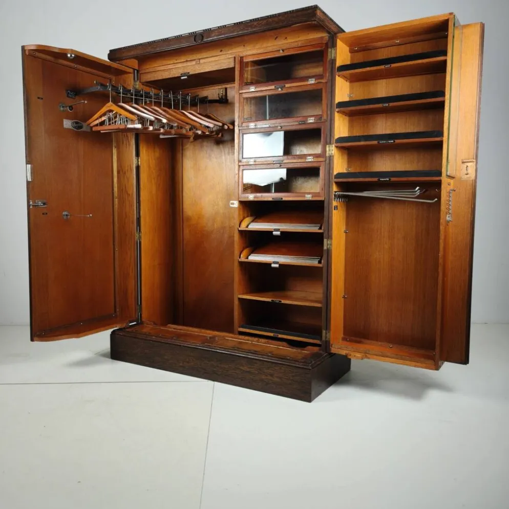 Garde-robe pour homme Compactom des années 1930, modèle n° 702 en chêne brun.