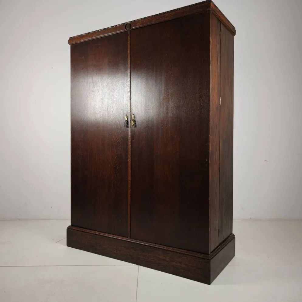 Garde-robe pour homme Compactom des années 1930, modèle n° 702 en chêne brun.