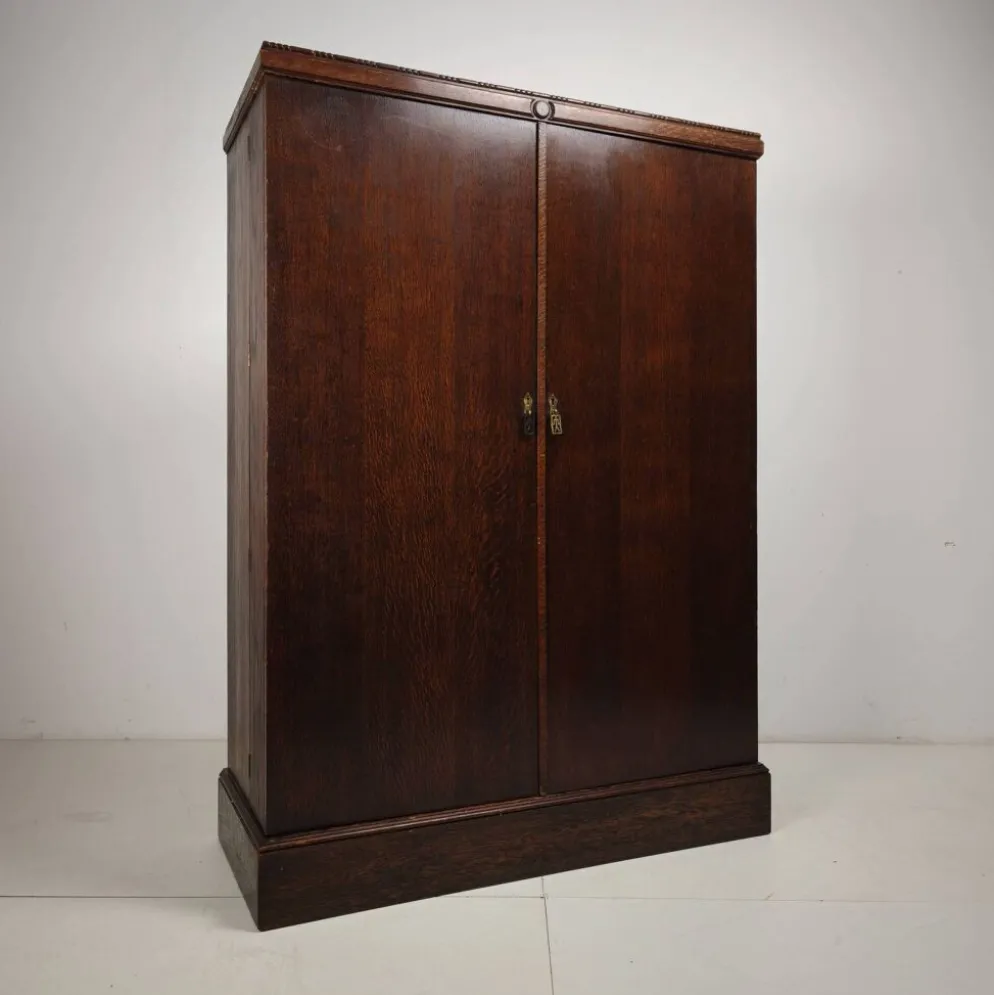 Garde-robe pour homme Compactom des années 1930, modèle n° 702 en chêne brun.