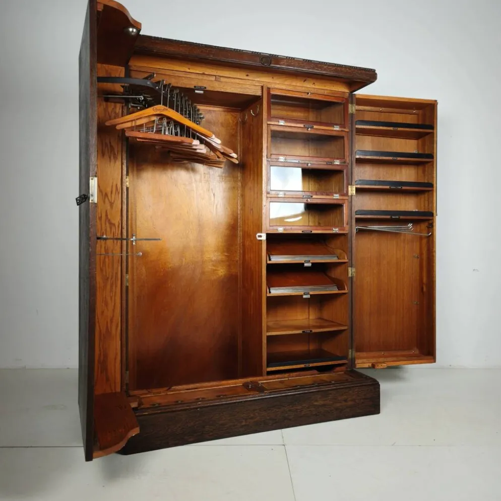 Garde-robe pour homme Compactom des années 1930, modèle n° 702 en chêne brun.