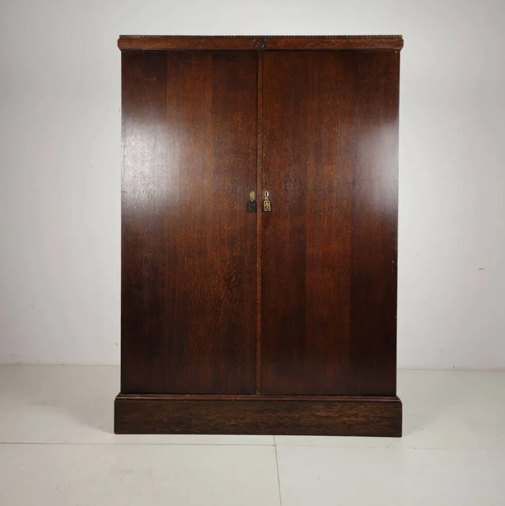 Garde-robe pour homme Compactom des années 1930, modèle n° 702 en chêne brun.