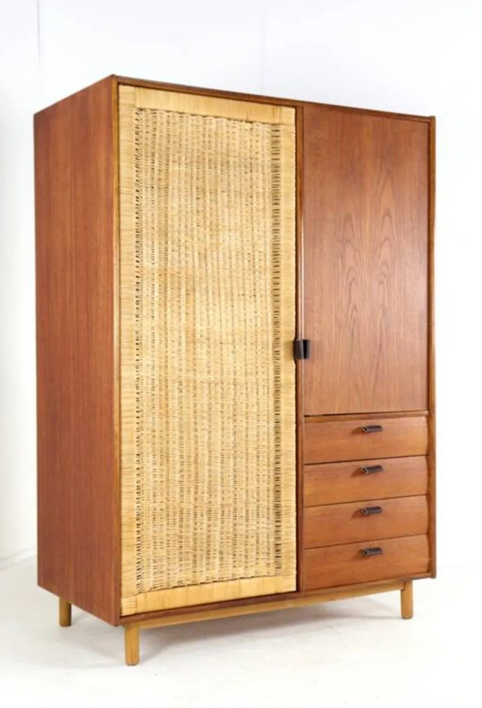 Garde-robe Sebastian Muggenthaler - teck et osier - design rare du milieu du siècle