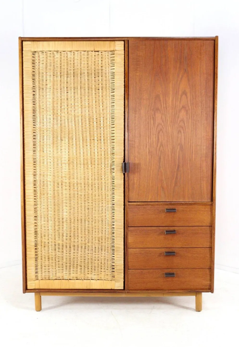 Garde-robe Sebastian Muggenthaler - teck et osier - design rare du milieu du siècle
