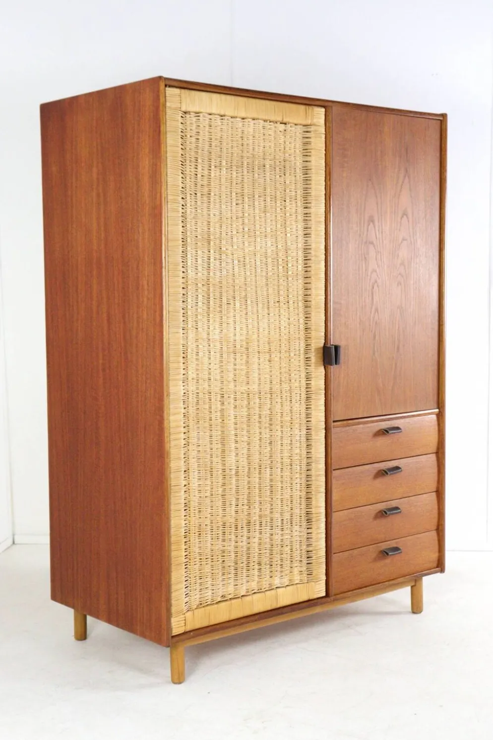 Garde-robe Sebastian Muggenthaler - teck et osier - design rare du milieu du siècle