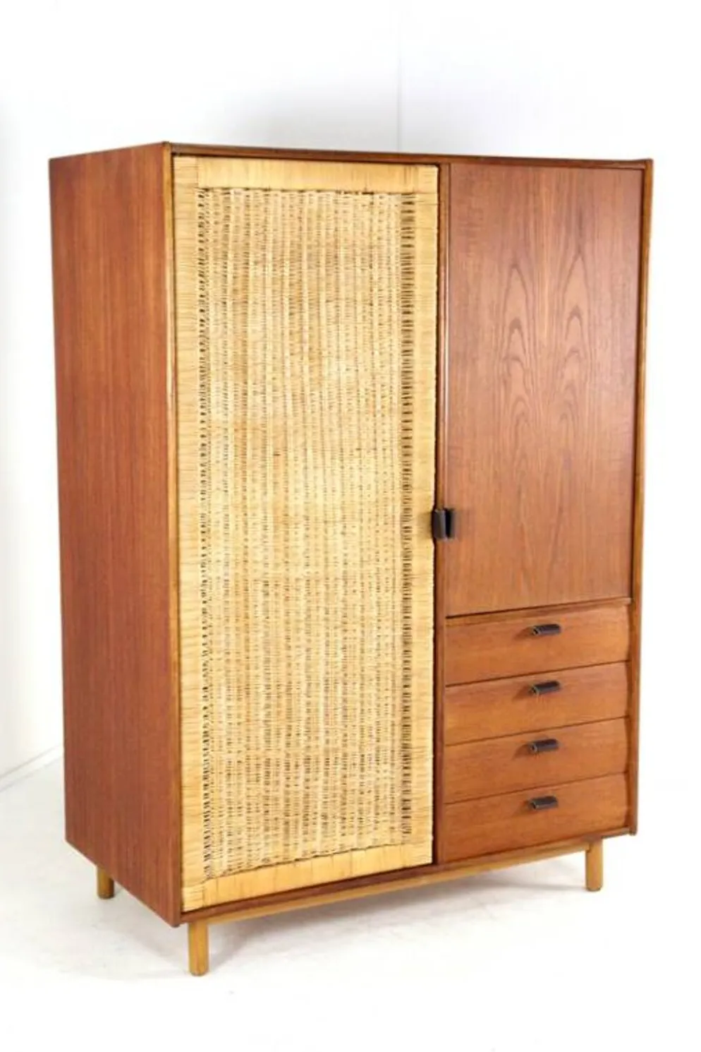Garde-robe Sebastian Muggenthaler - teck et osier - design rare du milieu du siècle