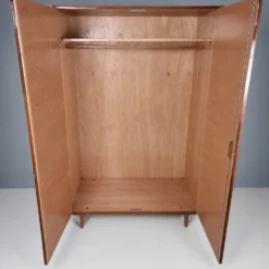 Garde-robe vintage en noyer, années 1970