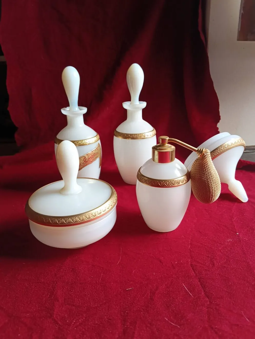 Garniture de toilette vintage opaline blanche et dorure - pierre schneider