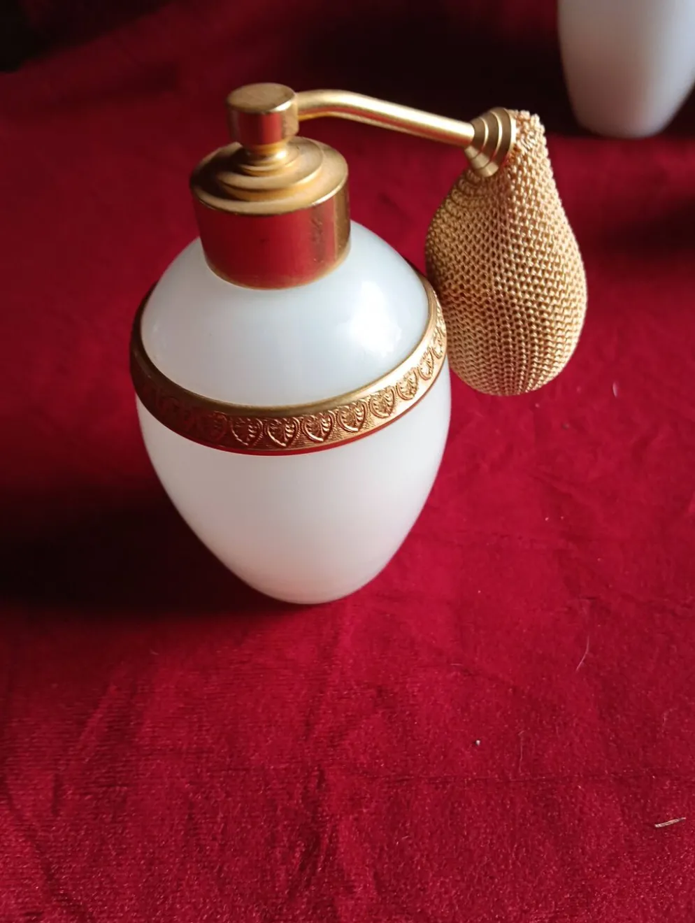 Garniture de toilette vintage opaline blanche et dorure - pierre schneider