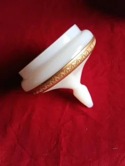 Garniture de toilette vintage opaline blanche et dorure - pierre schneider