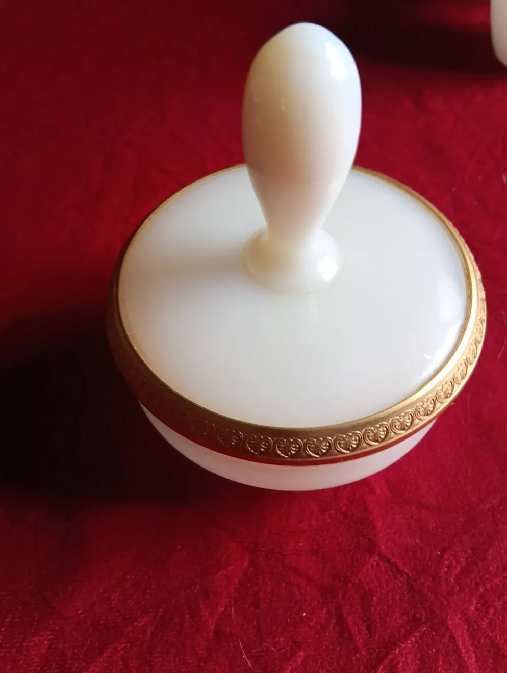 Garniture de toilette vintage opaline blanche et dorure - pierre schneider