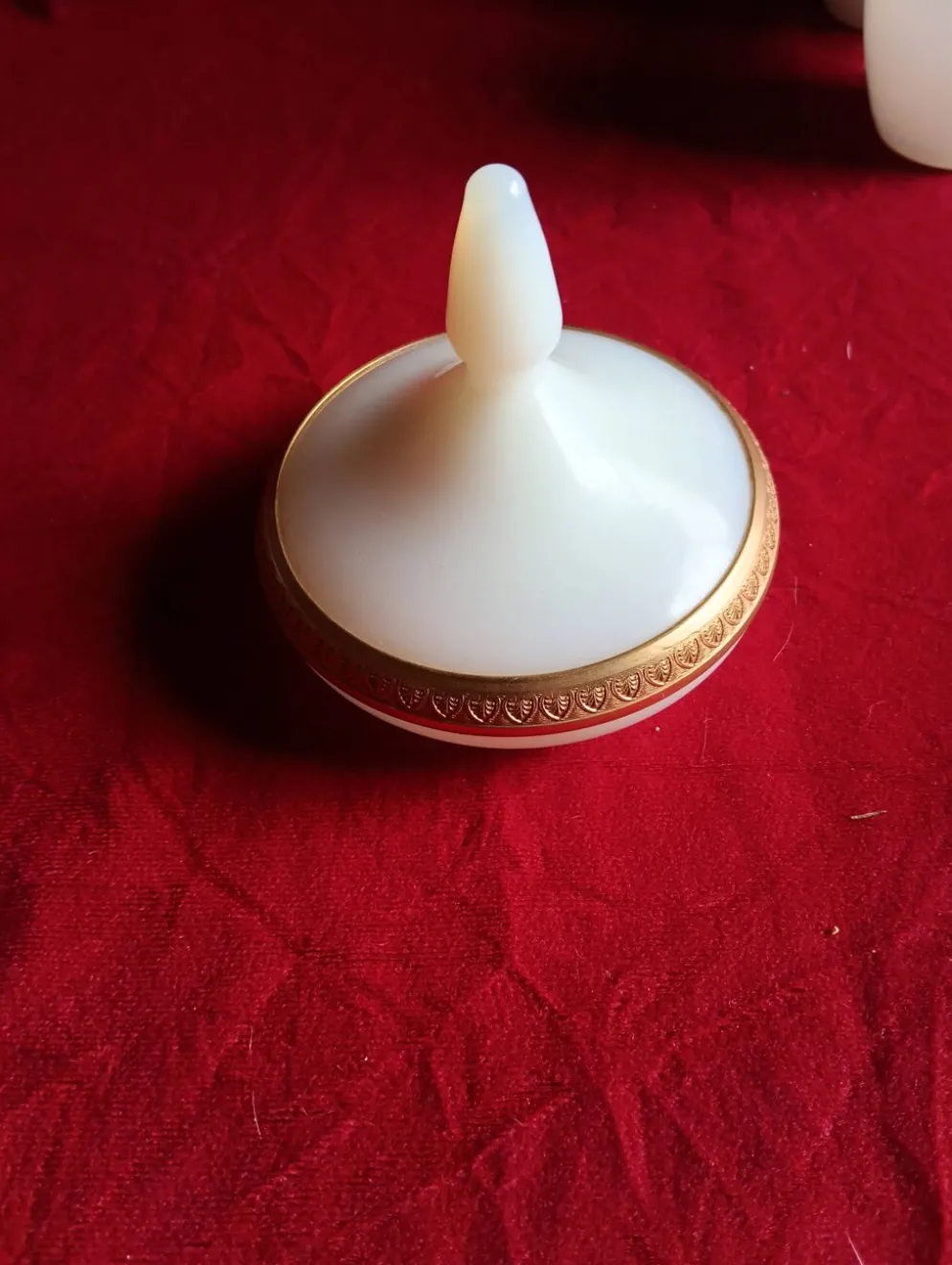 Garniture de toilette vintage opaline blanche et dorure - pierre schneider