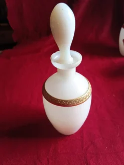 Garniture de toilette vintage opaline blanche et dorure - pierre schneider